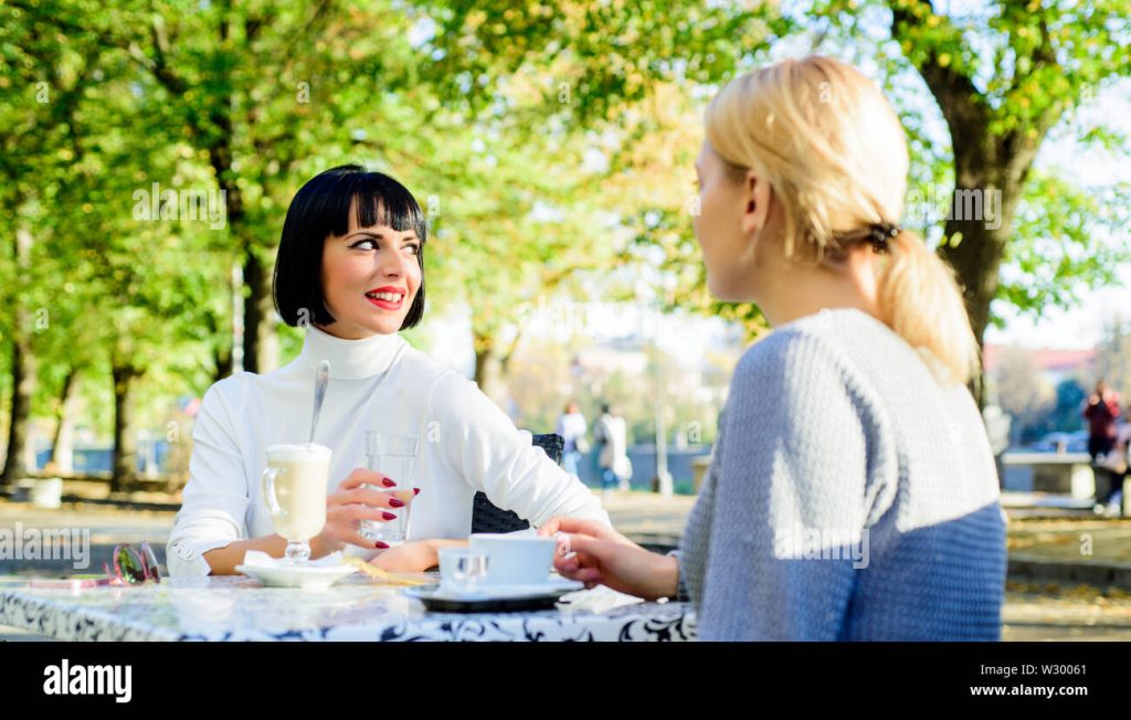 découvrez comment améliorer la communication au sein de votre équipe grâce à des méthodes conviviales et efficaces pour renforcer la collaboration et la bonne humeur au travail.
