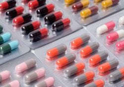 découvrez tout ce qu’il faut savoir sur les interactions entre le cbd et les médicaments : risques, précautions, conseils et recommandations pour un usage sécurisé.