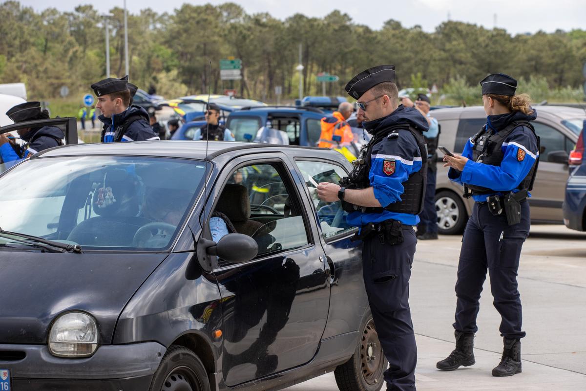 un coursier a été condamné après avoir confondu le cbd avec le cannabis, soulevant des questions sur la législation et la compréhension des produits à base de cannabis.