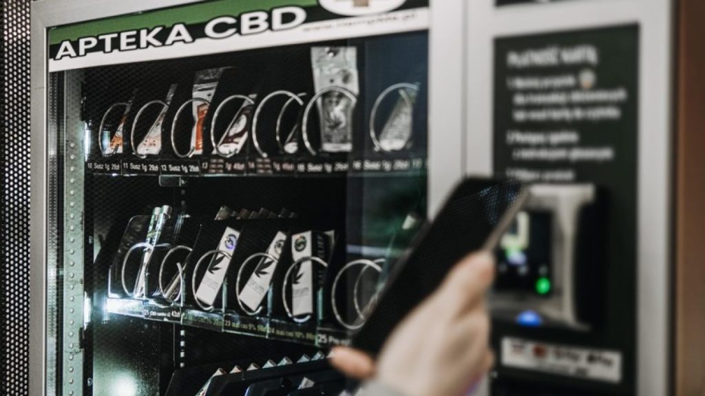 découvrez la colère du maire face à l'installation d'un distributeur de cbd à proximité d'une école, et les mesures envisagées pour protéger les enfants.