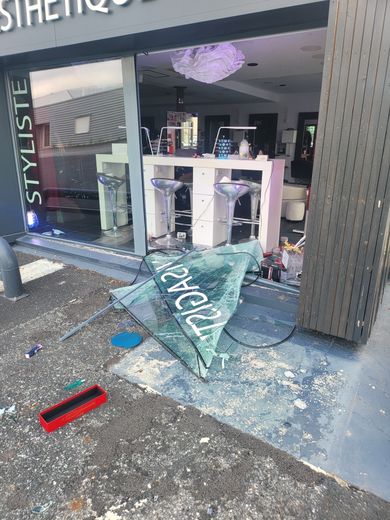 découvrez les récits de cambriolages audacieux touchant divers commerces, leurs impacts et les mesures de prévention à adopter.