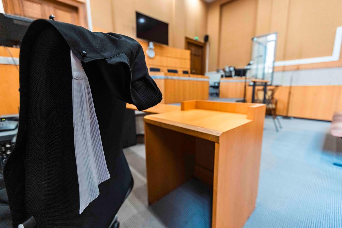 sept hommes comparaissent à saint-malo pour leur implication dans un trafic de cbd, une affaire qui soulève des questions sur la législation et le contrôle de cette substance.