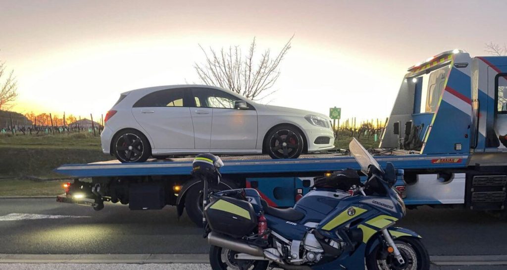 découvrez l'incident à chalon où une voiture roulait à 200 km/h sous l'emprise du cannabis, les détails et conséquences de cet événement.