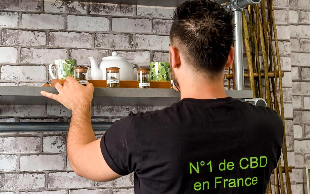 découvrez l'augmentation inquiétante des intoxications liées au cbd mélangé et les conseils pour prévenir ces risques pour la santé.