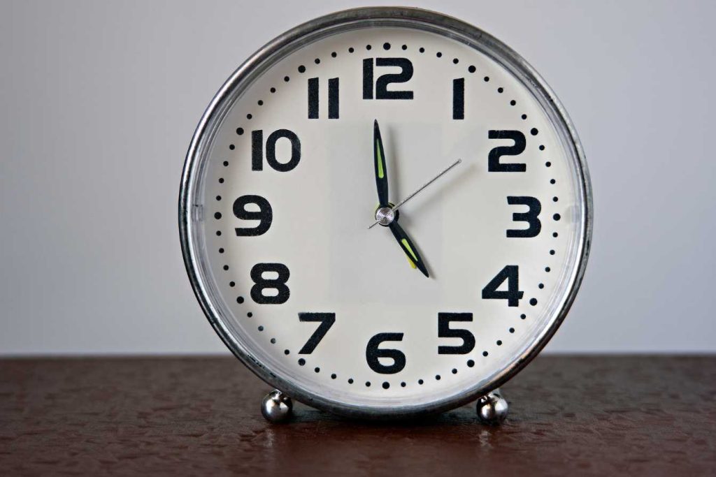 découvrez la signification de l'heure miroir 15h15 et ce que ce double chiffre peut révéler sur votre vie, vos émotions et vos messages de l'univers.