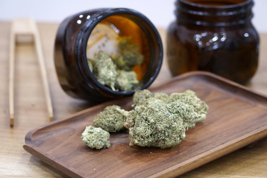 vendeur de cbd près de bordeaux accusé de commercialiser des produits dopés : enquête en cours sur des substances illégales dans les articles proposés.